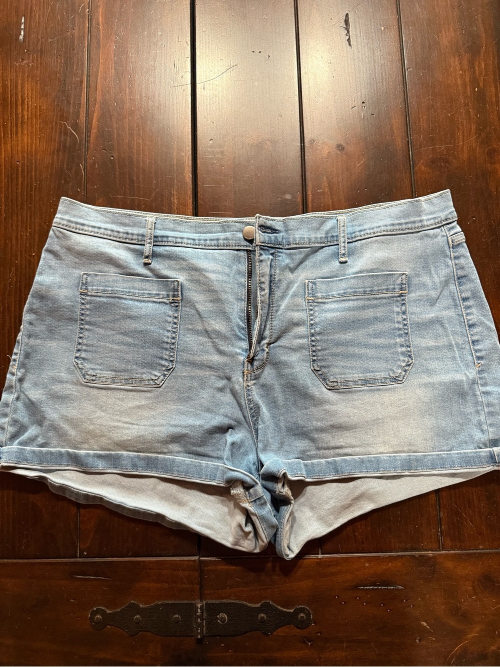 a.n.a Women’s Light Wash Denim Jean Shorts Size 18